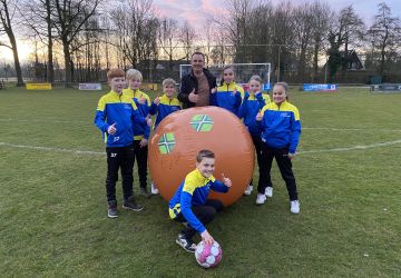 Stadion De Kleine Vijverberg op Koningsdag ‘kats uutverkocht’